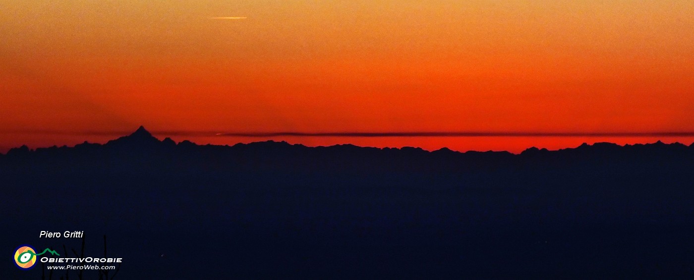 97 Il sole sceso dietro il Monviso.JPG